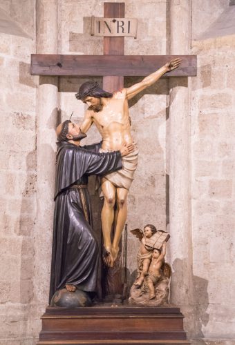 Statua di San Francesco con Gesù crocifisso
